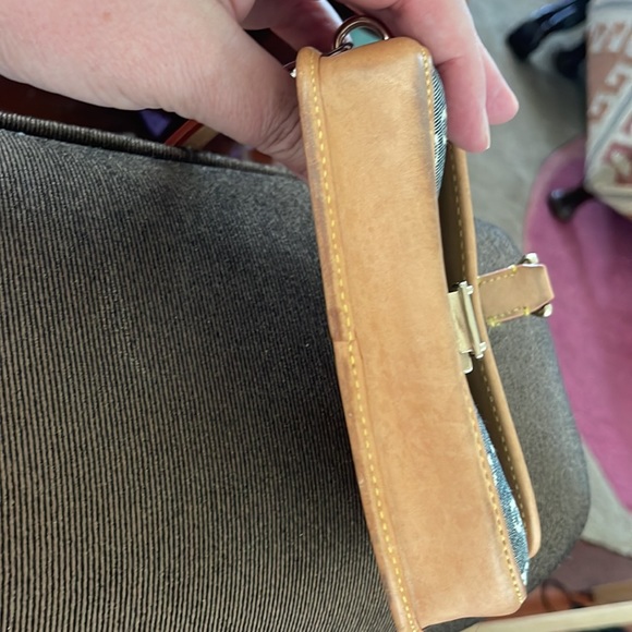 Dooney And Bourke Vintage Signature Collection Wristlet Detachable Strap used - Picture 4 of 4